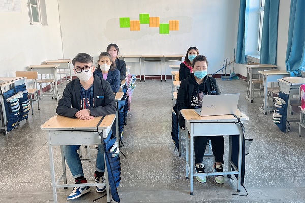 图2：与会人员认真听会.jpg
