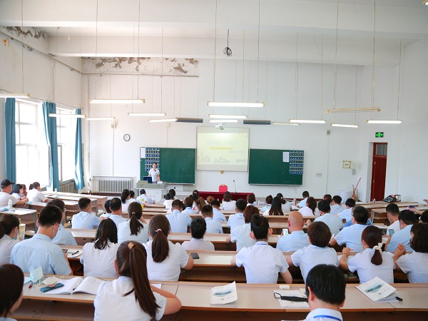 图2：全体教职员工认真听会.JPG